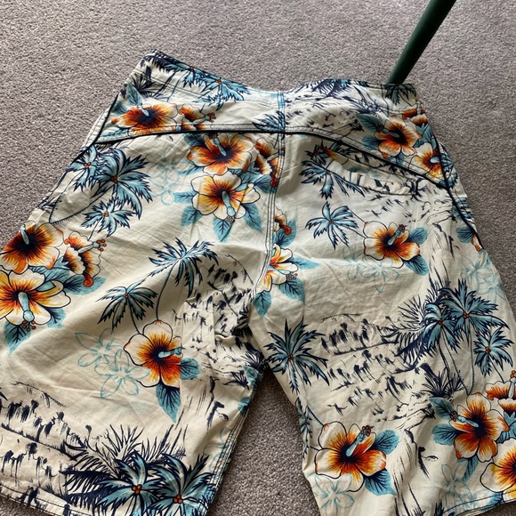 Billabong board shorts - like new! 90s beach vibe - Picture 5 of 6